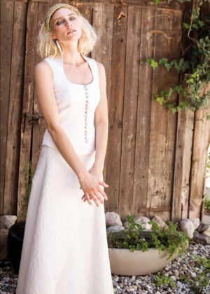 Braut trägt Gilet „Elisabetta“ in Rankenseide creme mit Kugelknöpfen € 455,-, Brautrock „Alissa“ Kärnten Karo Seide € 1.190,-