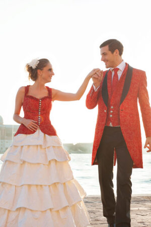 Hochzeitsoutfit in Rankenseide rot und creme
