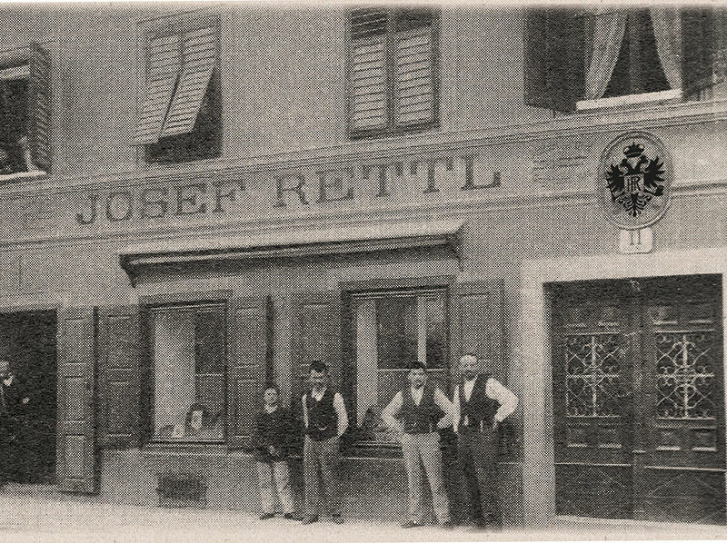 Geschichte Joseph Rettl vor Geschaeft Geschichte Joseph Rettl vor Geschaeft