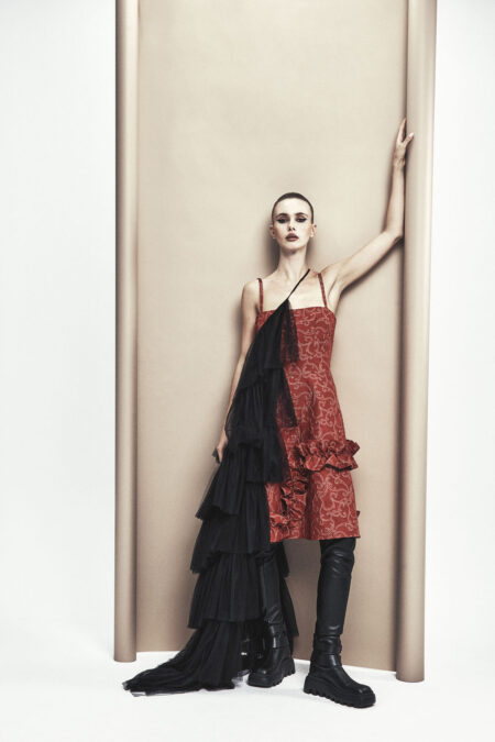 Frau vor Leinwand Rettl Kleid